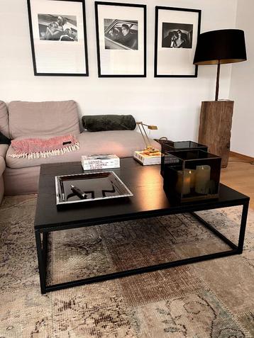 Salon tafel beschikbaar voor biedingen