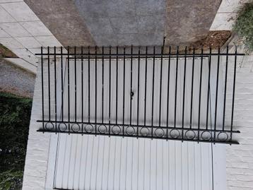 Smeedijzeren hekken 3 stuks van 285cm lang 130cm hoog beschikbaar voor biedingen