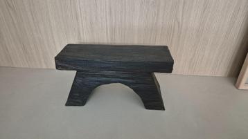 Handgemaakt bankje uit 1 stuk massief hout beschikbaar voor biedingen