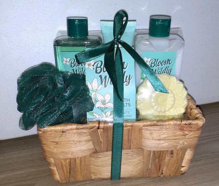 beauty setje lichaamsproducten bloom wildly witte jasmijn, Handtassen en Accessoires, Uiterlijk | Lichaamsverzorging, Nieuw, Overige typen