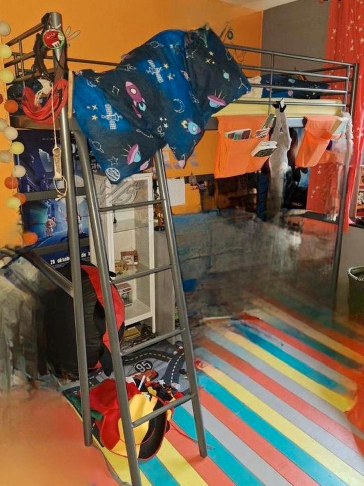 SVARTA IKEA hoogslaper + IKEA zomerdekbed + matras +..., Huis en Inrichting, Slaapkamer | Stapelbedden en Hoogslapers, Zo goed als nieuw