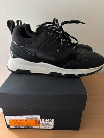 Zwarte sneakers Tommy Hilfiger beschikbaar voor biedingen