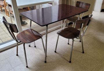 Vintage keukentafel en stoelen