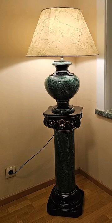 Porselein lamp met staander beschikbaar voor biedingen