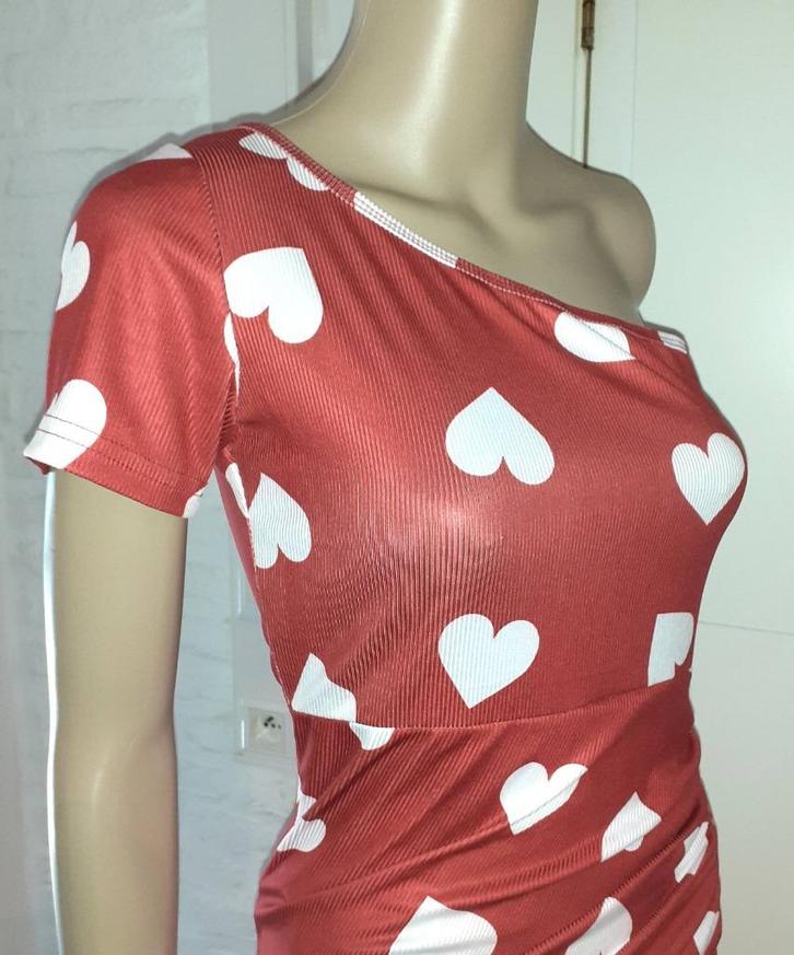 Midi jurk pinup rood met hartjes en blote schouder S of 36, Kleding | Dames, Jurken, Nieuw, Maat 36 (S), Rood, Knielengte, Verzenden