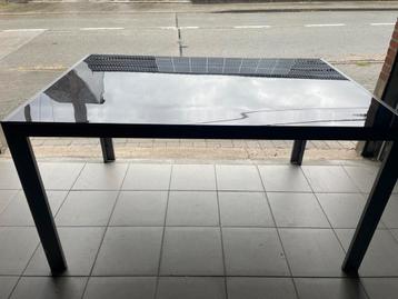 Tuitafel beschikbaar voor biedingen
