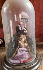 Antieke stolp met porseleinen pop, Enlèvement