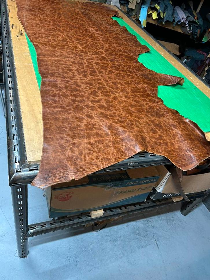 Cognac camo patina-vintage halve huid 1.5mm iets stug A495, Hobby en Vrije tijd, Stoffen en Lappen, Zo goed als nieuw, Ophalen of Verzenden