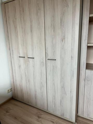 slaapkamer in licht eikenhout. Zeer degelijke kwaliteit! beschikbaar voor biedingen