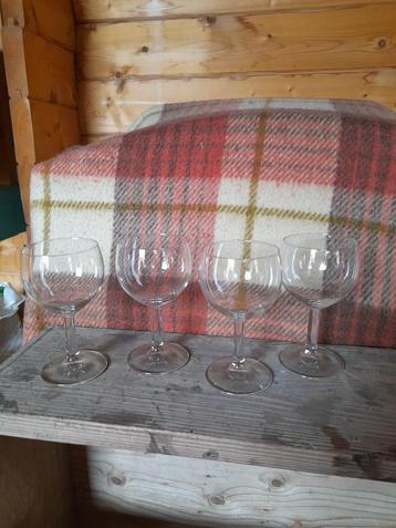 Lot wijnglazen, retro melkkannetjes,  tassen en ondertassen. beschikbaar voor biedingen