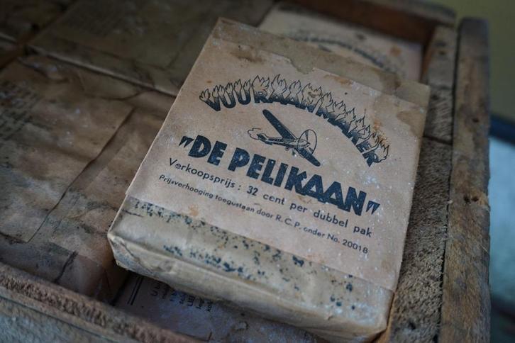 2 houten kisten met aanmaak blokken van DePelikaan, Verzamelen, Militaria | Tweede Wereldoorlog, Ophalen of Verzenden