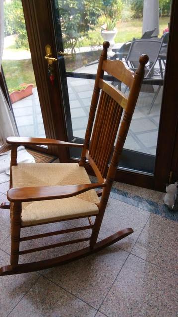 Chaise à bascule en bois massif beschikbaar voor biedingen
