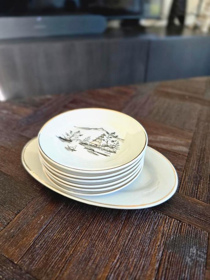 Vintage porseleinen bordjes met pagode-motief en goudrand, Huis en Inrichting, Keuken | Servies, Zo goed als nieuw, Porselein