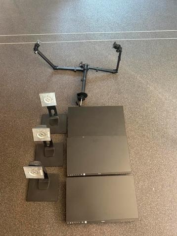 Drie 24” iiyama schermen met monitorarm voor drie schermen beschikbaar voor biedingen