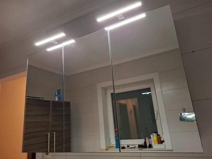 Moet dringend weg Spiegelkast badkamer, Huis en Inrichting, Badkamer | Badkamermeubels, Zo goed als nieuw, Spiegelkast, Minder dan 100 cm
