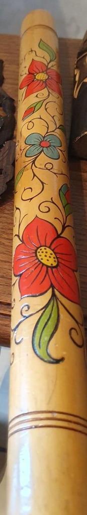Vintage houten breinaaldenkoker met bloemenmotief beschikbaar voor biedingen
