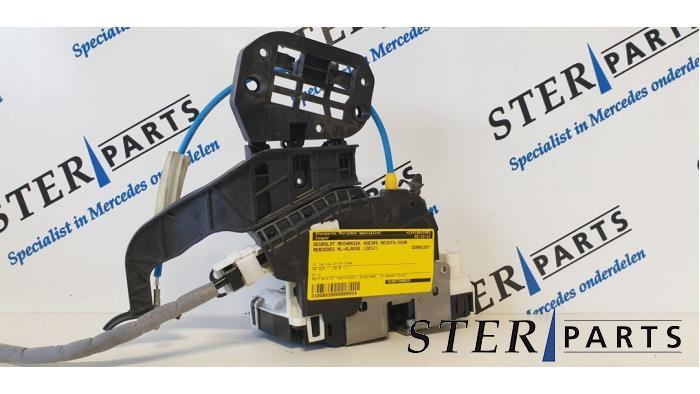 Serrure portière mécanique 4portes avant droite d'un Merce, Enlèvement ou Envoi, 3 mois de garantie, Utilisé