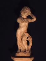 Italiaans terracotta tuinbeeld op zuil, Tuin en Terras, Tuinbeelden, Ophalen