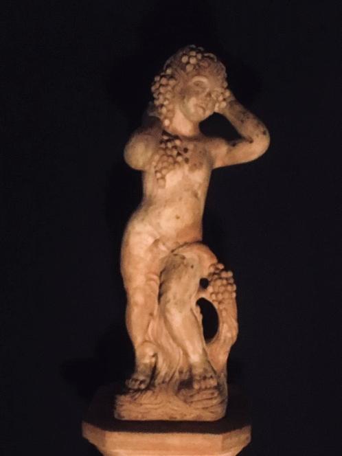 Italiaans terracotta tuinbeeld op zuil, Tuin en Terras, Tuinbeelden, Ophalen