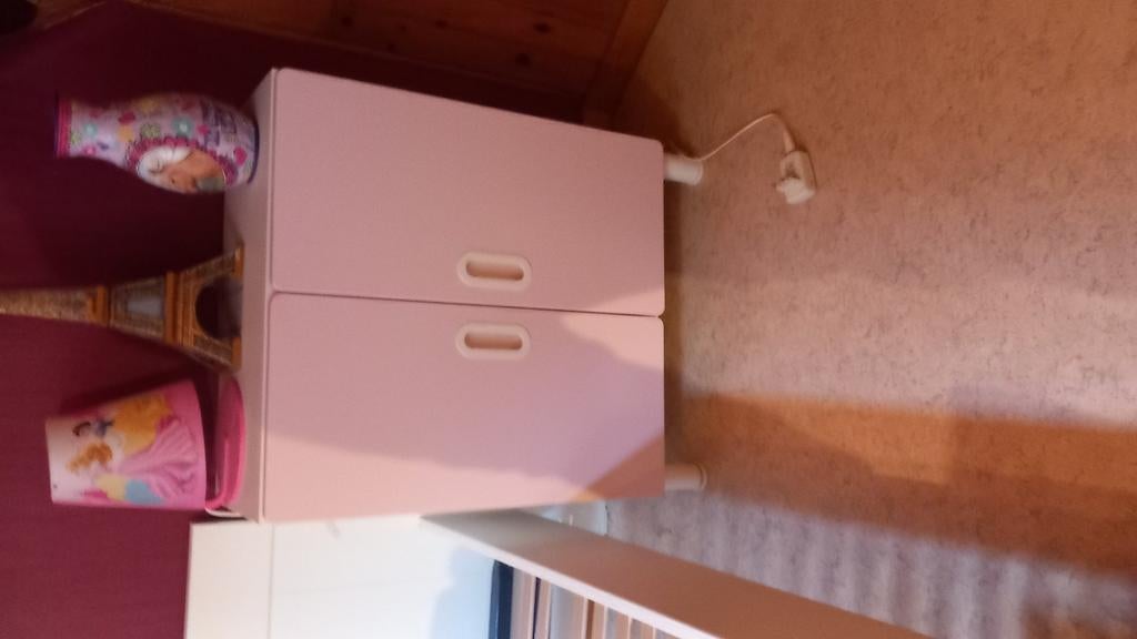 Table de chevet Ikea rose, Enlèvement, Comme neuf