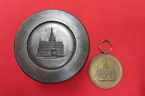 Matrix en Medaille Schaarbeek, Verzamelen, Speldjes, Pins en Buttons, Gebruikt, Speldje of Pin, Stad of Land, Ophalen