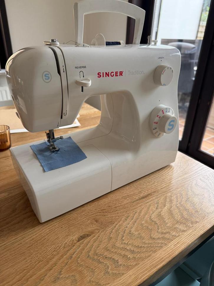Singer Tradition naaimachine – in uitstekende staat, Hobby en Vrije tijd, Naaimachines en Toebehoren, Zo goed als nieuw, Naaimachine