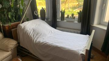 Lit médical électrique  beschikbaar voor biedingen