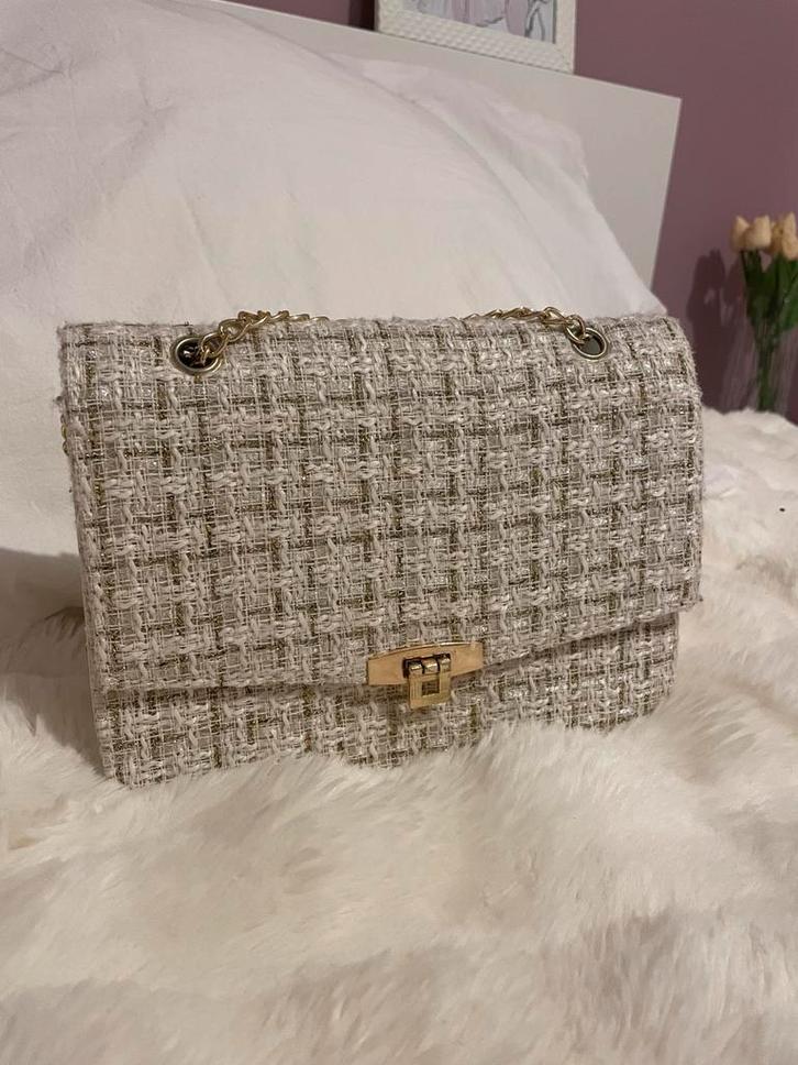 Elegante Beige Handtas met Gouden Details, Handtassen en Accessoires, Tassen | Damestassen, Zo goed als nieuw, Avondtasje, Beige
