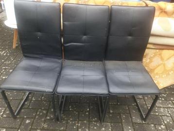 A vendre 3 chaises en simili cuir noir + tapis ! !  