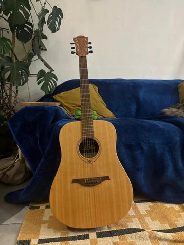 SUPERBE GUITARE FOLK NEUVE beschikbaar voor biedingen