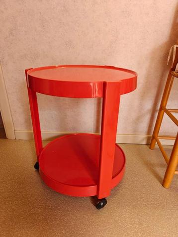 Oranje retro bijzettafel op wieltjes. In prima staat  beschikbaar voor biedingen