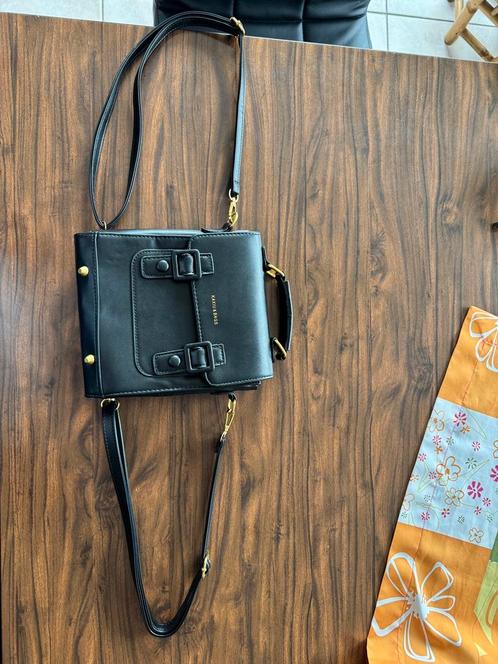 Stijlvolle zwarte handtas met gouden accenten!, Handtassen en Accessoires, Tassen | Damestassen, Zo goed als nieuw, Handtas, Zwart