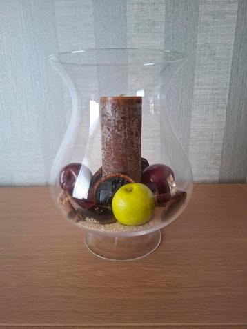 Mooie decoratieve vaas met kaars en herfsfruit. beschikbaar voor biedingen