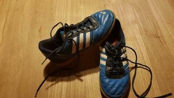 blauwe indoor voetbal of sportschoenen Adidas maat 35