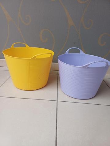 2 plastiek manden  beschikbaar voor biedingen