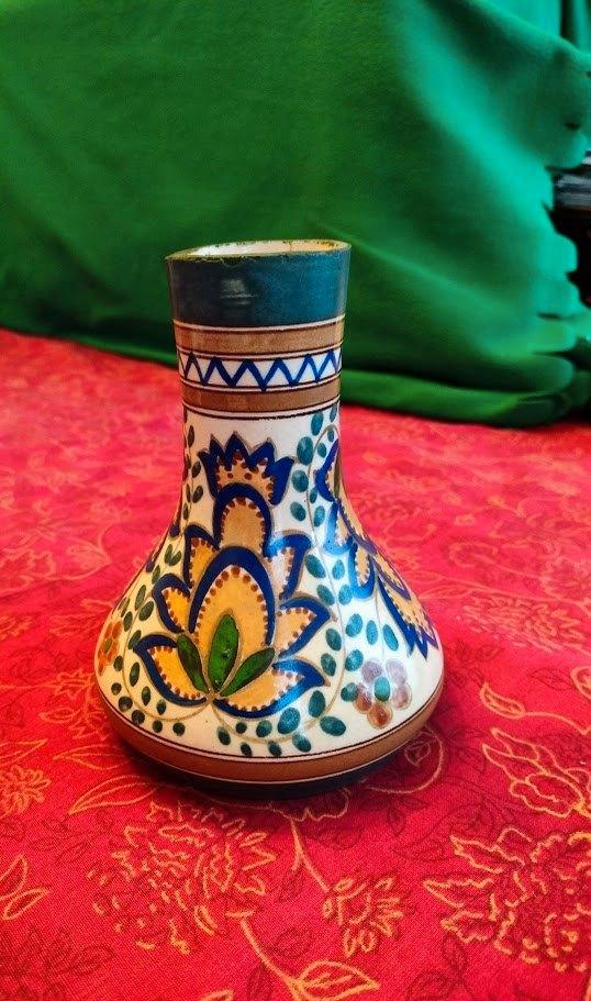 Vaasje in Arnhemsche faience, Antiek en Kunst, Antiek | Keramiek en Aardewerk, Ophalen