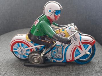 Vintage, grote mechanische motorfiets  beschikbaar voor biedingen