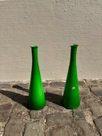 2 grote vazen “Opalino Italia” (‘60), Ophalen of Verzenden, Minder dan 50 cm, Groen, Glas