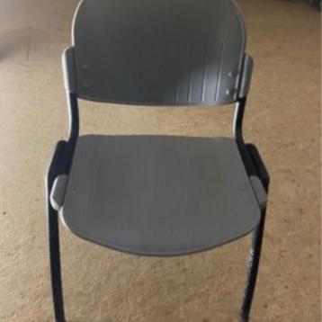 4 identieke stevige stoelen beschikbaar voor biedingen