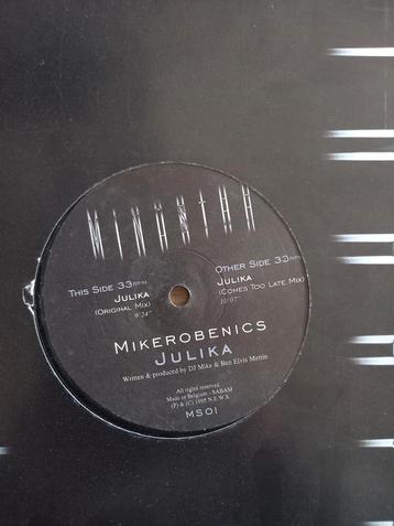 Mikerobenics - Julika beschikbaar voor biedingen