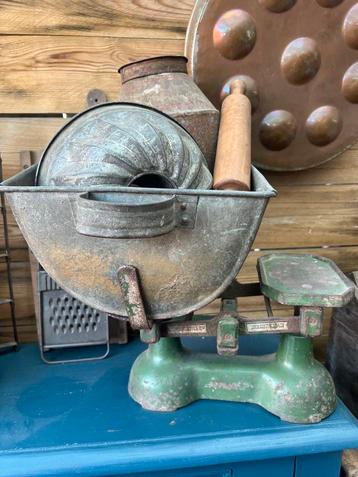 Oude groene weegschaal met gruttersbak Engels beschikbaar voor biedingen