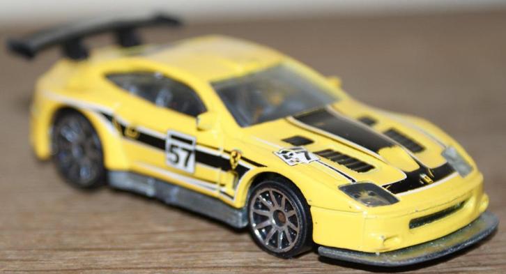 MATTEL Hot Wheels 2011 - FERRARI 575 GTC geel & zwart, Hobby en Vrije tijd, Modelauto's | Overige schalen, Gebruikt, Auto, Ophalen of Verzenden