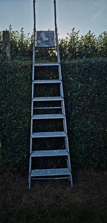 Ladder met 8 treden beschikbaar voor biedingen