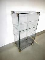 vintage glazen etagere / vitrine / rek op wieltjes, Ophalen of Verzenden