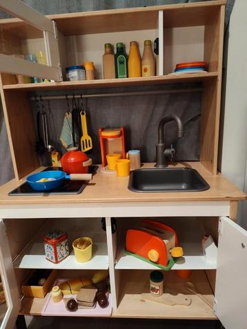 IKEA keuken met veel houten speelgoed  beschikbaar voor biedingen