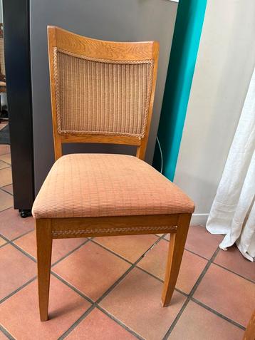 4 stevige eetstoelen beschikbaar voor biedingen