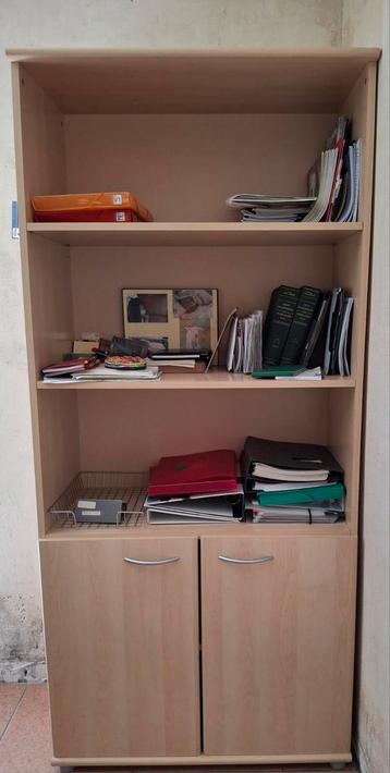 Kast + bureau beschikbaar voor biedingen