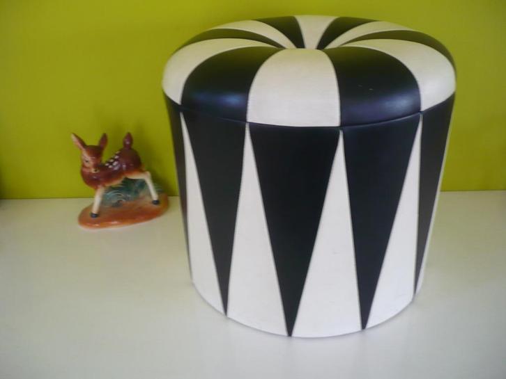 Knappe vintage poef / voetbankje ( zwart - wit), Huis en Inrichting, Zetels | Voetbanken en poefs, Gebruikt, Rond, Ophalen of Verzenden