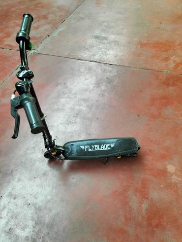 Trottinette électrique FlyBlade disponible aux enchères