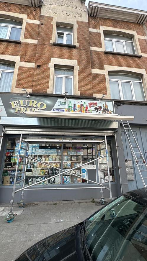 Rolluik. Blind... gebroken raam. zonnebriesjes, Zakelijke goederen, Exploitaties en Overnames